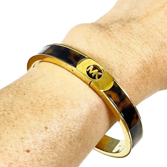 MICHAEL KORS Fulton Tortoise Gold Tone Hinge BANGLE BRACELET "MK" Designer Logo - Picture 9 of 9